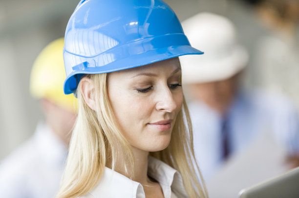 女建筑师，有同事背景图片下载