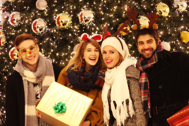 在圣诞树旁自拍图片下载