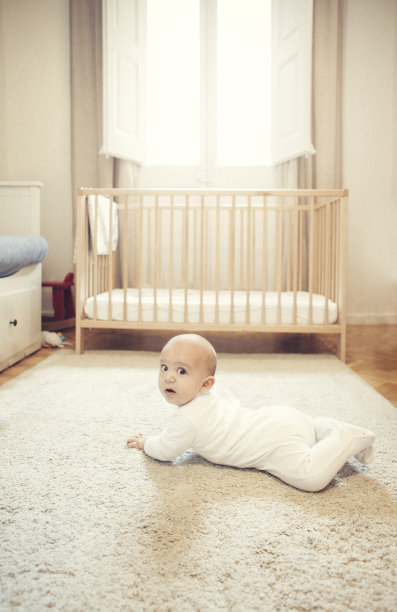 小男孩在他的育儿室里图片下载