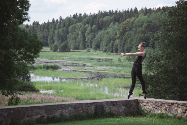 芭蕾舞演员在户外图片下载