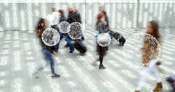 生活在一个有电话数据的数据矩阵城市。素材图片