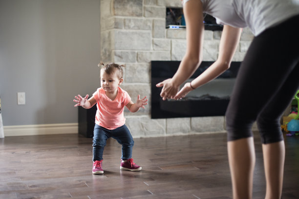 小女孩和妈妈迈出了第一步图片下载