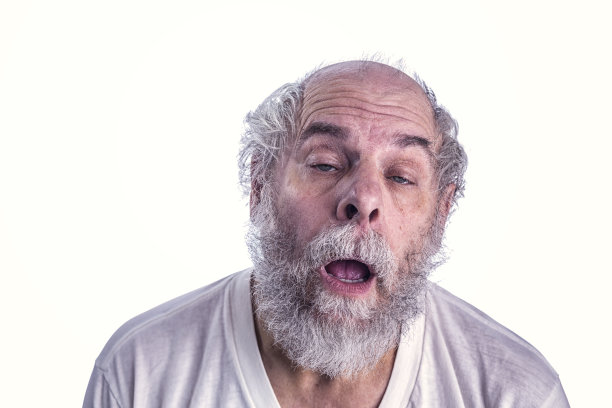 疲惫的早上宿醉老人挣扎着保持清醒图片下载