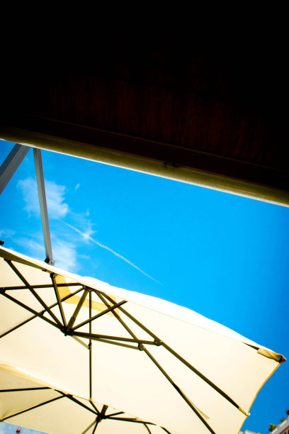 海滩阳伞上的蓝天图片下载