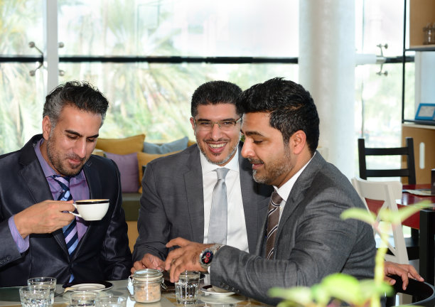 咖啡馆里的三位阿拉伯商人图片下载