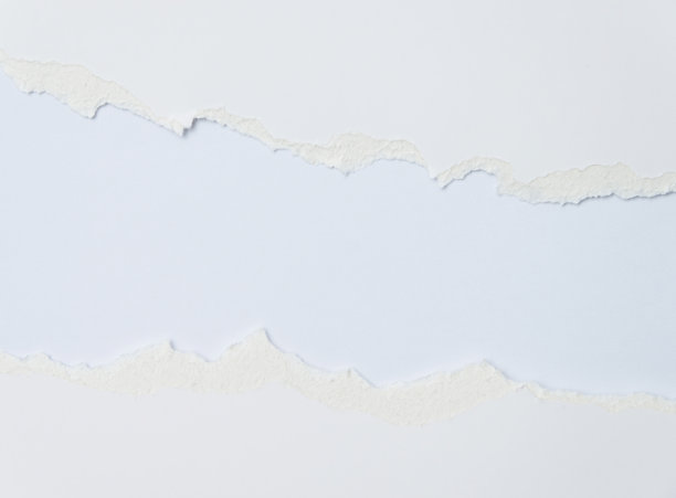 白色背景上撕破的空白白纸图片下载