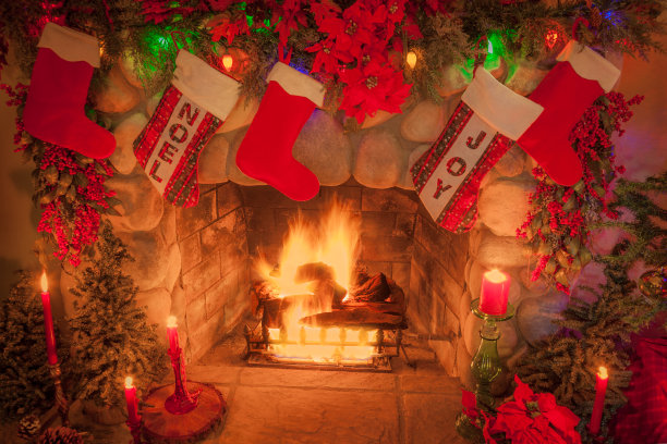 带有圣诞装饰的古老石头壁炉(P)图片下载