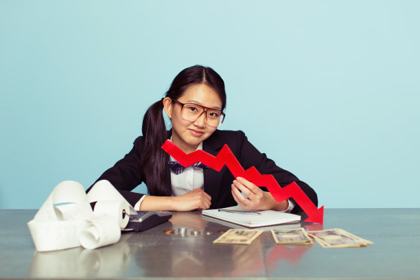 年轻的日本女人穿着西装赚钱图片下载