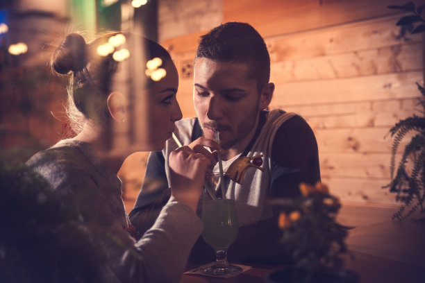 幸福爱情情侣分享爱情鸡尾酒图片下载