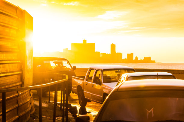 古巴哈瓦那Malecon的交通状况图片下载