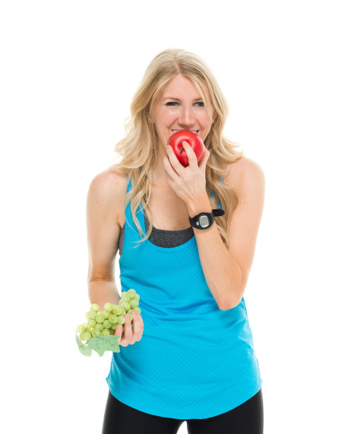 女运动员微笑着吃水果图片下载