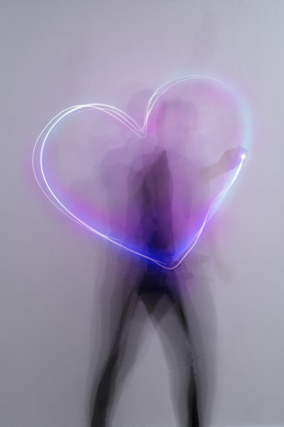 白色背景下心形的特写镜头图片下载