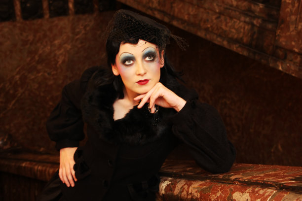 化妆的年轻女子图片下载