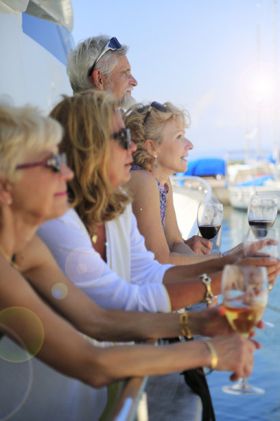 一群在游艇上欣赏风景的资深朋友图片下载