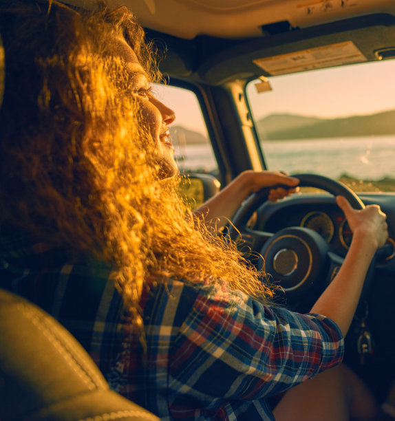 年轻漂亮的女人开着越野车图片下载