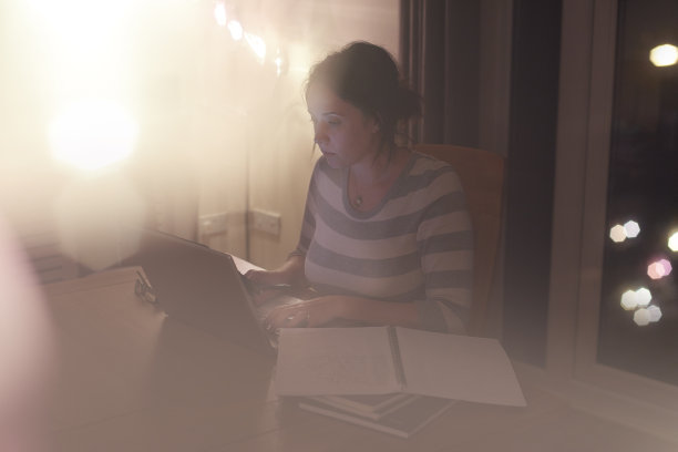 在家工作到很晚图片下载