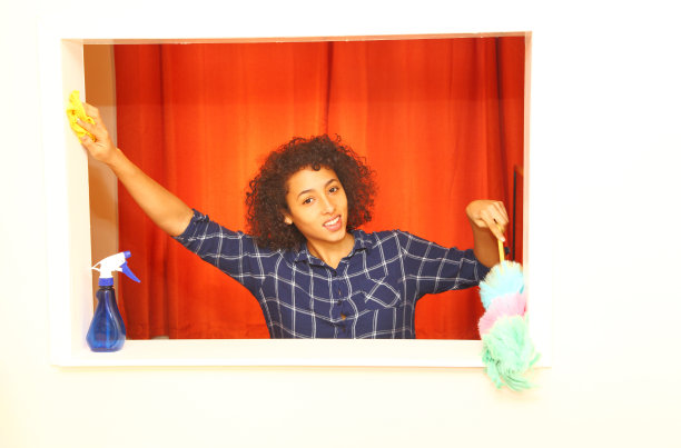 年轻的成年雌虫在室内打扫卫生图片下载