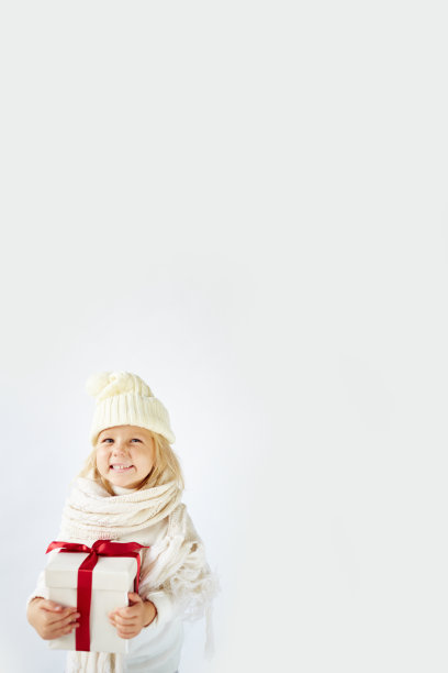 可爱的小女孩与圣诞礼物孤立在白色图片下载