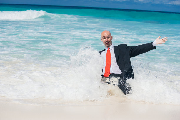 波浪中滑稽快乐的商人图片下载