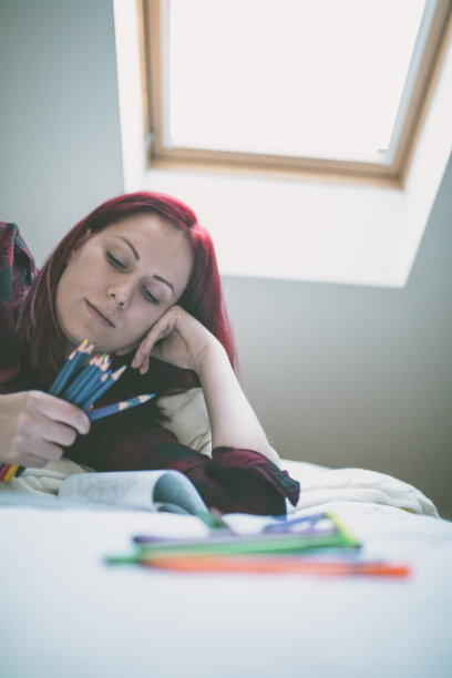 年轻女子在画板上画曼陀罗图案图片下载