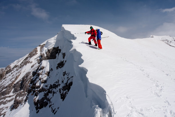 两个偏远的骑手站在山的边缘图片下载