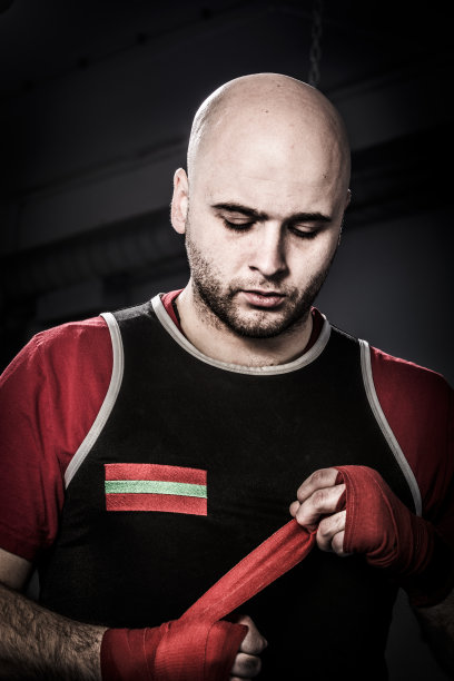 准备训练的拳手双手裹着图片下载