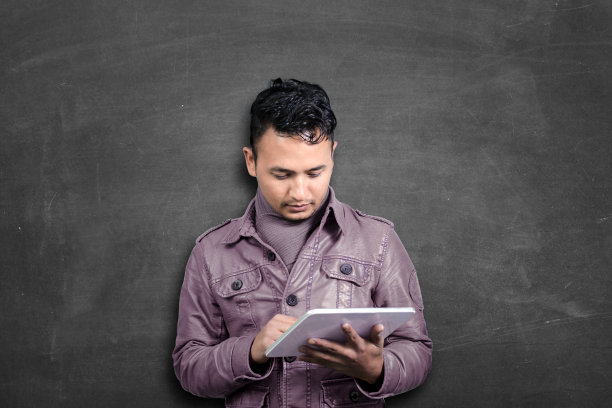 年轻男性在平板电脑上浏览图片下载