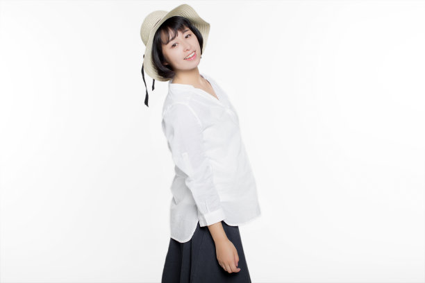 戴着太阳帽的漂亮年轻女人图片下载