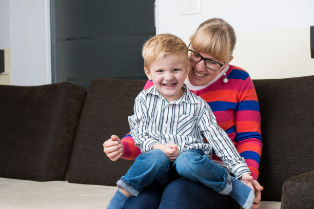 年轻的母亲和她的儿子图片下载
