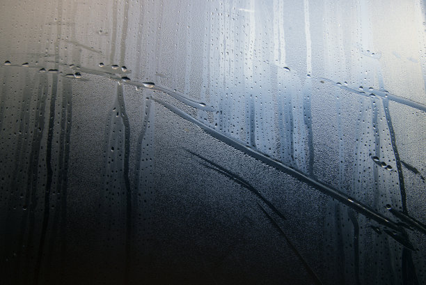 窗户上的水滴，抽象的背景图片下载