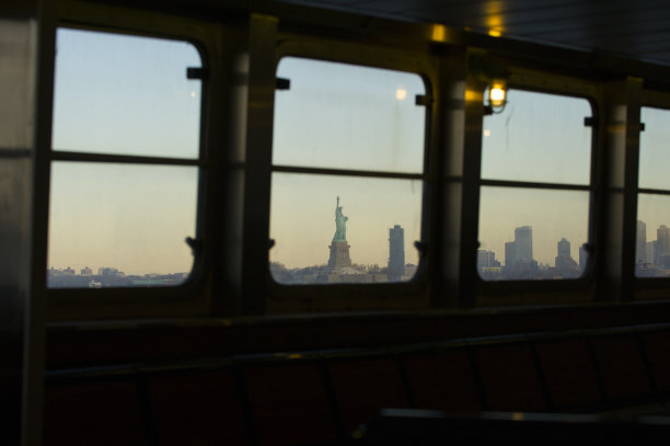 史坦顿岛渡轮上的自由女神像图片下载