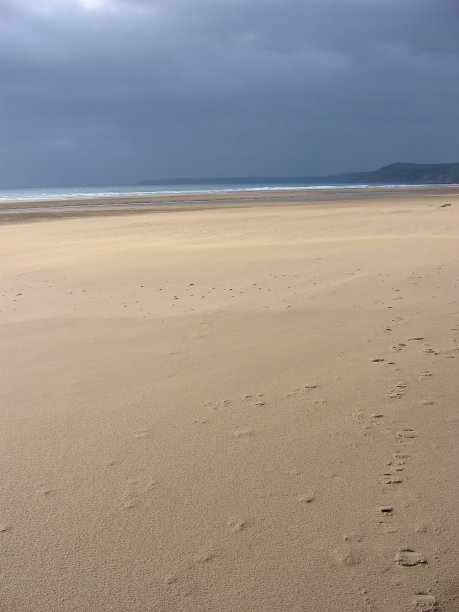 降雨前的白沙湾图片下载