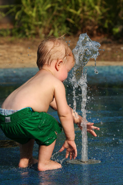 幼童在夏天玩水图片下载