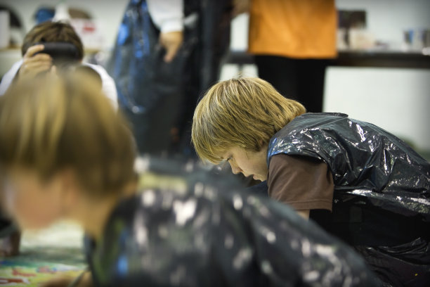 年轻的艺术家图片下载