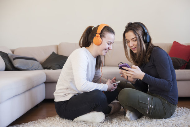 青少年用手机开派对图片下载