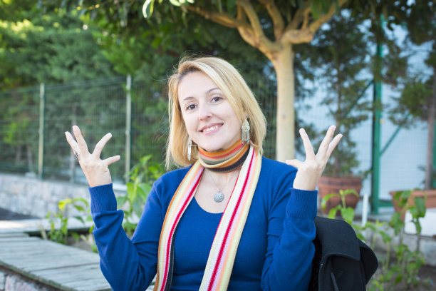 欢快的手势图片下载