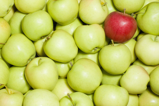 红苹果夹在青苹果中间图片下载