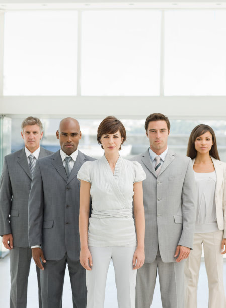 自信的商人们在办公室里站在一起图片下载