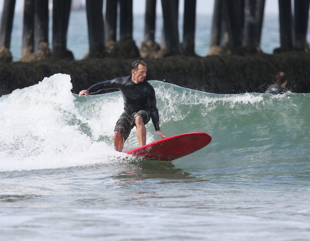 在码头边冲浪的人图片下载