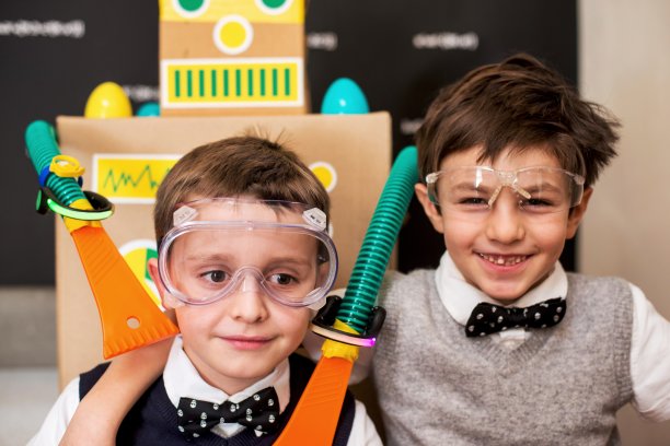 微笑的孩子，科学家和他的玩具机器人图片下载