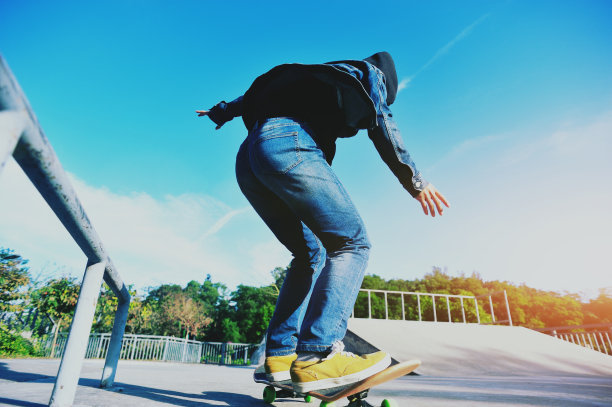 滑板运动员在滑板公园滑板的特写图片下载