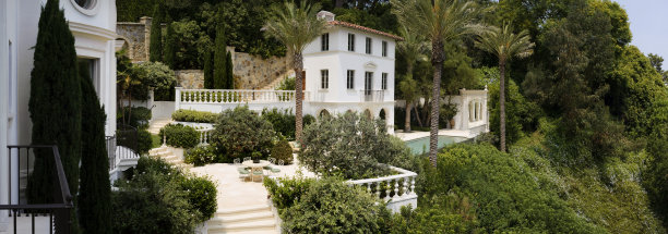 山坡上房地产图片下载