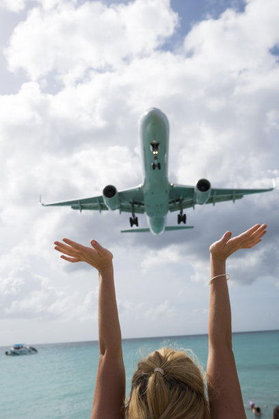 飞机在圣马丁的马霍海滩观看图片下载