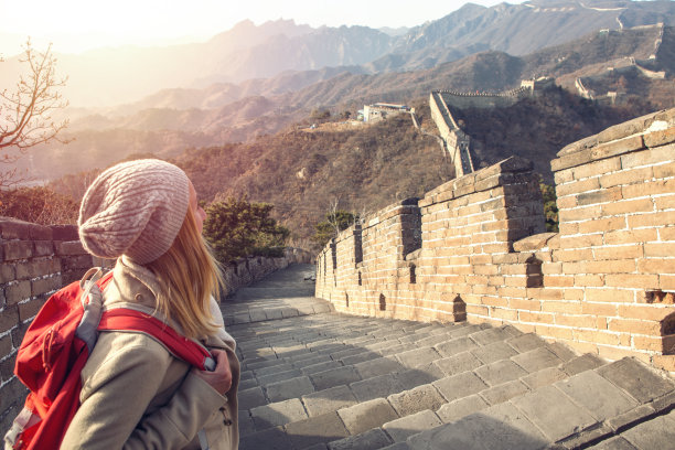 年轻女人徒步中国长城素材图片