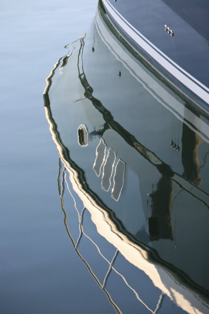 船在水面上的倒影图片下载