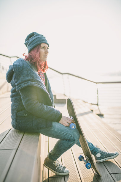 有滑板的年轻女子图片下载