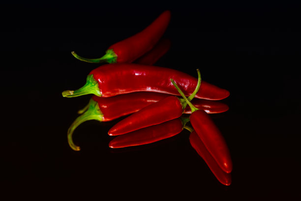 又红又辣的辣椒图片下载