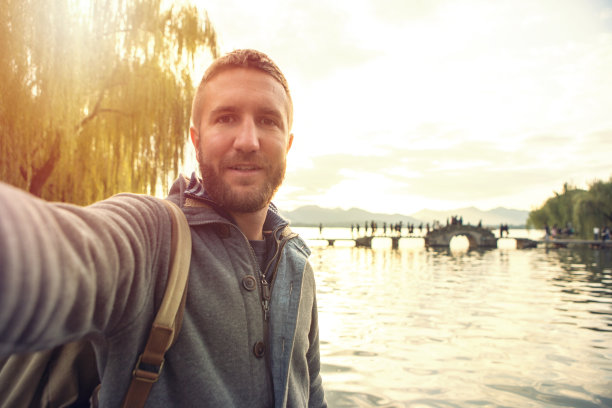 一名在中国旅行的年轻人自拍图片下载