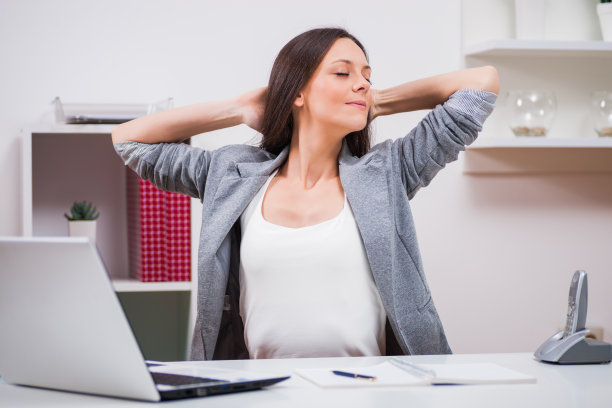 女人在办公室图片下载