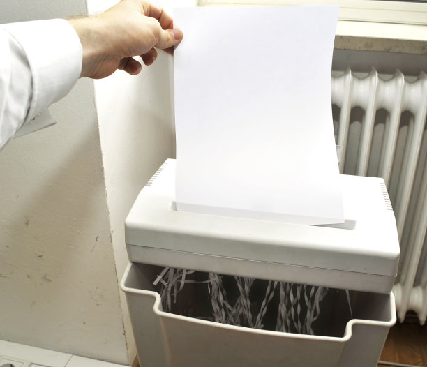 碎纸机文件与copyspace - Schredder zerscherddert ein Blatt paper图片下载